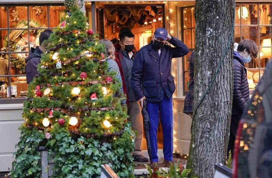 Happy New Year from Nantucket: Former vice president Joe Biden rings in 2019 at traditional Christmas tree light